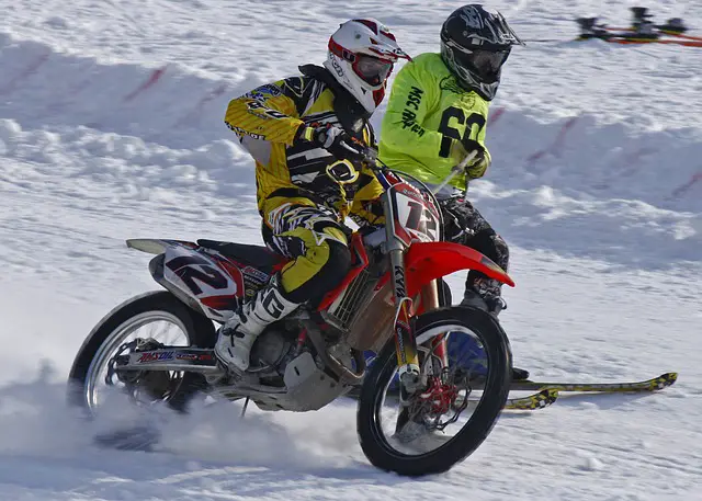 how-to-keep-hands-warm-on-motorcycle-keeping-warm